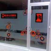 Rótulos Best tienda con escaparate con rotulación autoadhesiva